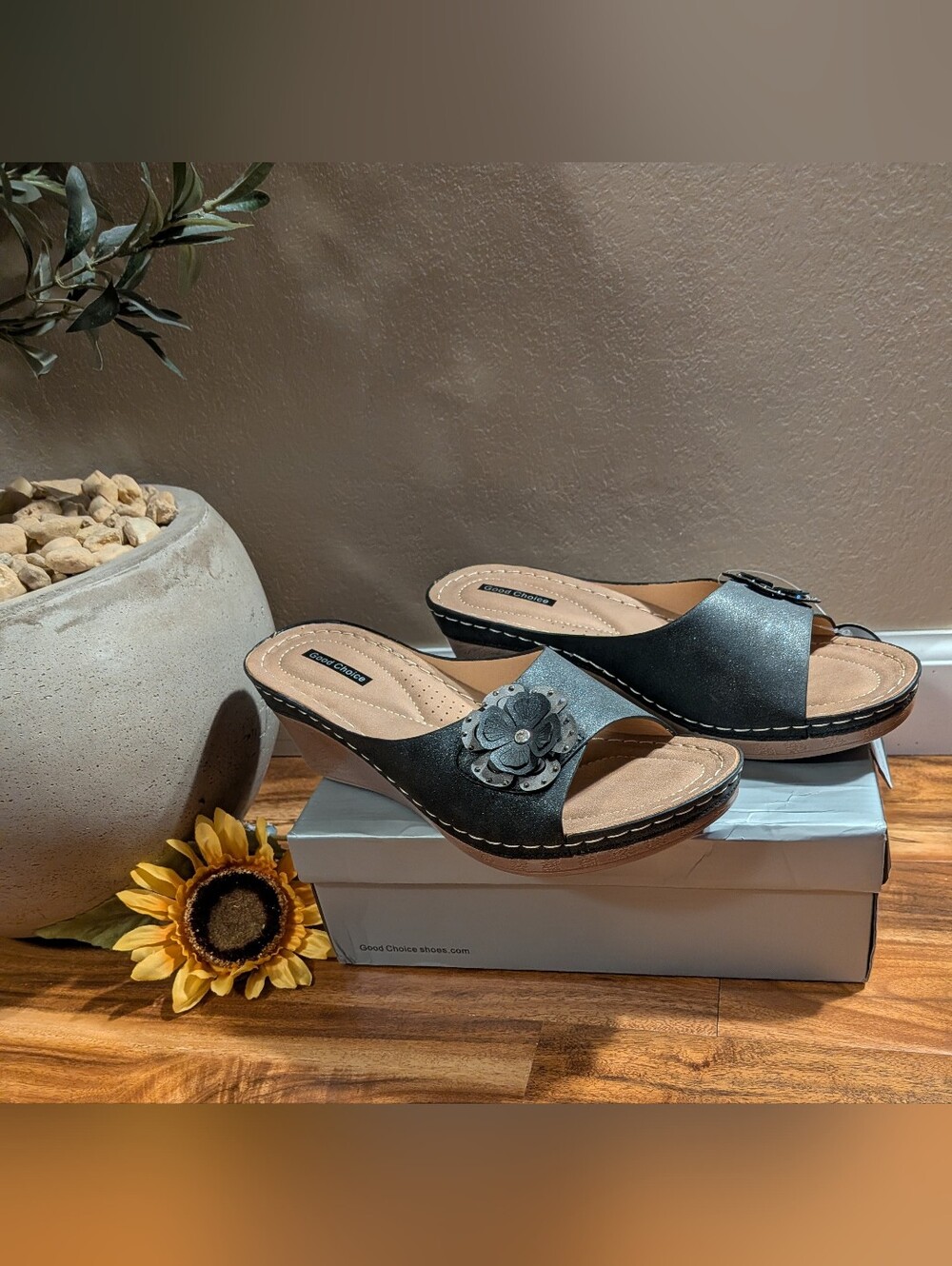 NWT! GC Shoes Flower Wedge Sandals, BLACK Size 9.5M